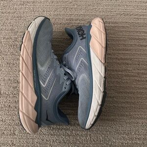 SOLD — Hoka Arahi running shoes